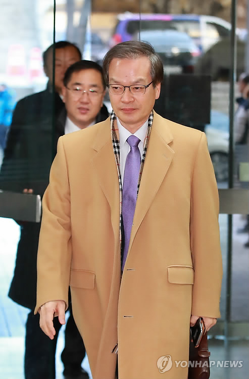 법정 향하는 허익범 특검(서울=연합뉴스) 홍해인 기자 = '드루킹' 댓글 조작 의혹을 수사한 허익범 특검이 28일 오전 서울 서초동 중앙지법에서 열린 김경수 경남지사의 결심공판에 참석하기 위해 법정으로 향하고 있다.  hihong@yna.co.kr