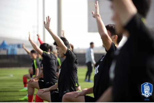 스트레칭하는 주세종(가운데)[대한축구협회 제공]