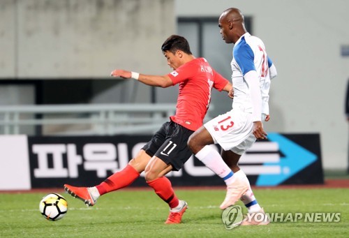 슈팅하는 황희찬[연합뉴스 자료사진]