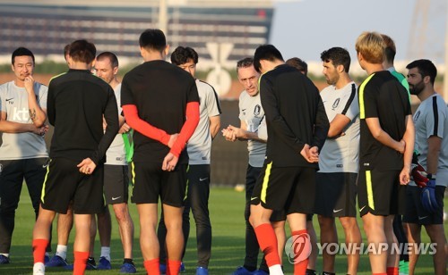 훈련 지도하는 파울루 벤투 감독(아부다비=연합뉴스) 안정원 기자 = 파울루 벤투 감독이 29일(현지시간) 아랍에미리트 아부다비 크리켓 필드에서 열린 훈련에서 선수들과 대화하고 있다. 2018.12.29 jeong@yna.co.kr