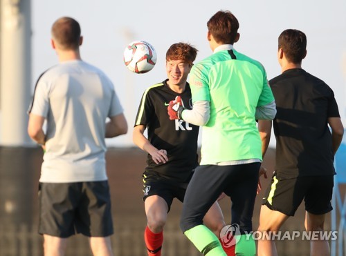 몸푸는 황의조(아부다비=연합뉴스) 안정원 기자 = 파울루 벤투 감독이 이끄는 한국축구대표팀의 황의조가 29일(현지시간) 아랍에미리트 아부다비 크리켓 필드에서 훈련에 앞서 가볍게 몸을 풀고 있다. 2018.12.29 jeong@yna.co.kr