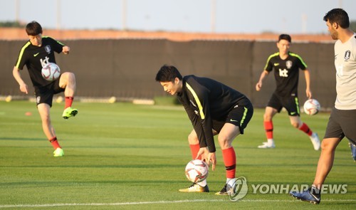 동료들과 호흡 맞추는 기성용(아부다비=연합뉴스) 안정원 기자 = 파울루 벤투 감독이 이끄는 한국축구대표팀의 기성용이 29일(현지시간) 아랍에미리트 아부다비 크리켓 필드에서 열린 훈련에서 동료들과 호흡을 맞추고 있다. 2018.12.30 jeong@yna.co.kr