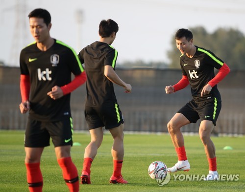 평가전 앞둔 지동원(아부다비=연합뉴스) 안정원 기자 = 파울루 벤투 감독이 이끄는 한국축구대표팀의 지동원이 사우디아라비아와의 평가전을 앞둔 29일(현지시간) 아랍에미리트 아부다비 크리켓 필드에서 열린 훈련에서 가볍게 몸을 풀고 있다. 2018.12.30 jeong@yna.co.kr
