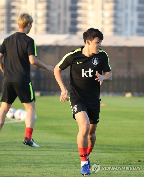 패스 훈련하는 황희찬(아부다비=연합뉴스) 안정원 기자 = 파울루 벤투 감독이 이끄는 축구대표팀 황희찬이 29일(현지시각) 아랍에미리트 아부다비 크리켓 필드에서 패스 훈련을 하고 있다. 2018.12.30 jeong@yna.co.kr