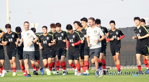 훈련하는 축구대표팀(아부다비=연합뉴스) 안정원 기자 = 파울루 벤투 감독이 이끄는 축구대표팀 황의조.이청용.황희찬,지동원이 30일 아랍에미리트 아부다비 크리켓 필드에서 열린 훈련에서 가볍게 몸을 풀고 있다. 2018.12.30 jeong@yna.co.kr