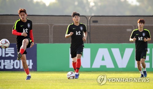 우린 회복 훈련중(아부다비=연합뉴스) 안정원 기자 = 파울루 벤투 감독이 이끄는 축구대표팀 홍철(왼쪽부터), 나상호, 김진수가  30일 오후(현지시간) 아랍에미리트 아부다비 크리켓 필드에서 따로 회복 훈련을 하고 있다. 2018.12.30 jeong@yna.co.kr