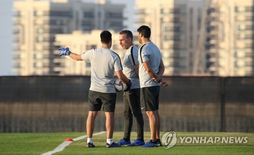 평가전 앞둔 파울루 벤투 감독(아부다비=연합뉴스) 안정원 기자 = 파울루 벤투 감독이 사우디아라비아와의 평가전을 앞둔 29일(현지시간) 아랍에미리트 아부다비 크리켓 필드에서 열린 훈련에서 선수들을 지켜보고 있다. 2018.12.30 jeong@yna.co.kr