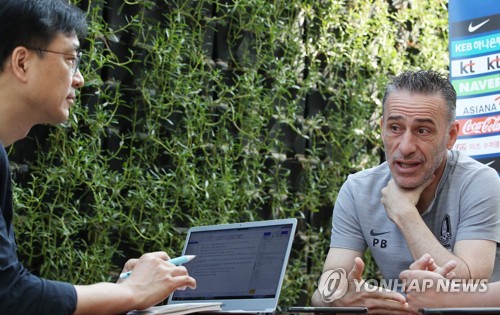 아시안컵 최선을 다하겠습니다(아부다비=연합뉴스) 안정원 기자 = 파울루 벤투 감독이  30일 오전(현지시간) 숙소인 웨스틴 아부다비 골프 클럽에서 연합뉴스와 인터뷰를 갖고 조별리그 손흥민 부재에 대한 전술적인 대안과 취임 이후 축구 대표팀의 변화 등에 대해 답변하고 있다. 2018.12.30 jeong@yna.co.kr