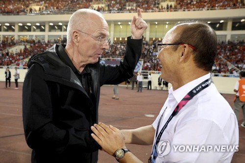 필리핀 대표팀의 스벤 예란 에릭손 감독(왼쪽)과 박항서 베트남 대표팀 감독[AP=연합뉴스 자료사진]