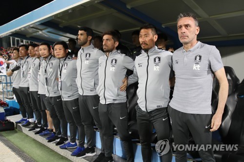 승리를 기원하며(아부다비=연합뉴스) 안정원 기자 = 1일(한국시간) 아랍에미리트 아부다비 바니야스 스타디움에서 열린 대한민국과 사우디아라비아와의 평가전에서 파울루 벤투 감독이 애국가가 울려퍼지자 어깨동무하고 한국팀의 승리를 기원하고 있다.                    2019.1.1 jeong@yna.co.kr