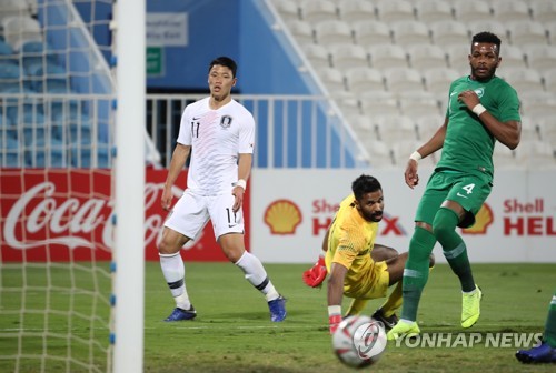 아쉬워하는 황희찬(아부다비=연합뉴스) 안정원 기자 = 31일 오후(현지시간) 아랍에미리트 아부다비 바니야스 스타디움에서 열린 대한민국과 사우디아라비아와의 평가전에서  황희찬의 슛이 골대를 살짝 비켜가고 있다.        jeong@yna.co.kr