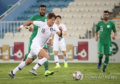 돌파하는 황의조(아부다비=연합뉴스) 안정원 기자 = 31일 오후(현지시간) 아랍에미리트 아부다비 바니야스 스타디움에서 열린 대한민국과 사우디아라비아와의 평가전에서 황의조가 돌파를 시도하고 있다.          jeong@yna.co.kr