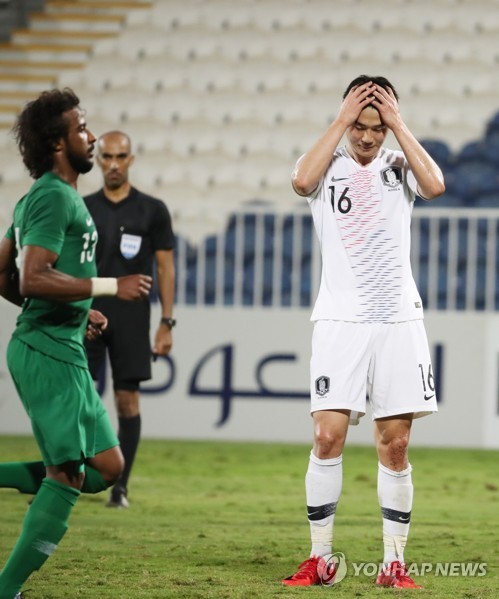 아쉽다 페널티킥(아부다비=연합뉴스) 안정원 기자 = 31일 오후(현지시간) 아랍에미리트 아부다비 바니야스 스타디움에서 열린 대한민국과 사우디아라비아와의 평가전에서 후반 기성용이 페널티킥을 실축한 뒤 아쉬워하고 있다.    jeong@yna.co.kr