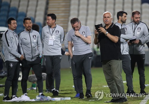 생각에 잠긴 파울루 벤투 감독(아부다비=연합뉴스) 안정원 기자 = 31일 오후(현지시간) 아랍에미리트 아부다비 바니야스 스타디움에서 열린 대한민국과 사우디아라비아와의 평가전에서 경기가 무승부로 끝나자 파울루 벤투 감독이 생각에 잠겨있다.        2019.1.1 jeong@yna.co.kr