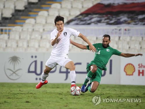 돌파하는 구자철(아부다비=연합뉴스) 안정원 기자 = 31일 오후(현지시간) 아랍에미리트 아부다비 바니야스 스타디움에서 열린 대한민국과 사우디아라비아와의 평가전에서 구자철이 돌파하고 있다.   jeong@yna.co.kr