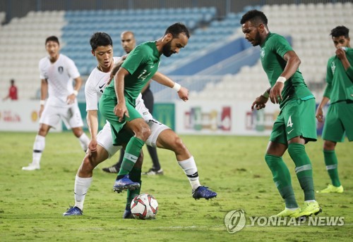 공다툼하는 황희찬(아부다비=연합뉴스) 안정원 기자 = 31일 오후(현지시간) 아랍에미리트 아부다비 바니야스 스타디움에서 열린 대한민국과 사우디아라비아와의 평가전에서 황희찬이 공다툼 하고 있다.  2019.1.1 jeong@yna.co.kr