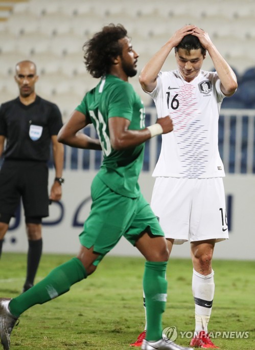 아쉬워하는 기성용(아부다비=연합뉴스) 안정원 기자 = 31일 오후(현지시간) 아랍에미리트 아부다비 바니야스 스타디움에서 열린 대한민국과 사우디아라비아와의 평가전에서 후반 기성용이 페널티킥을 실축한 뒤 아쉬워하고 있다. 2019.1.1 jeong@yna.co.kr