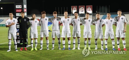 새해 첫 평가전 나선 축구 대표팀(아부다비=연합뉴스) 안정원 기자 = 31일 오후(현지시간) 아랍에미리트 아부다비 바니야스 스타디움에서 열린 대한민국과 사우디아라비아와의 평가전에서 축구 대표팀이 어깨동무를 하고 애국가를 함께 부르고 있다.  2019.1.1 jeong@yna.co.kr