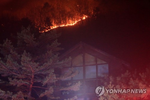 산림 집어삼키는 화마(양양=연합뉴스) 이종건 기자 = 1일 오후 4시 12분께 강원 양양군 서면 송천리 한 야산에서 불이 나 불길이 번지고 있다. 소방과 산림 당국은 진화인력 435명과 산불 진화차와 소방펌프차 17대를 투입해 불을 끄고 있다. 현재 강원 영동 전역에는 건조경보가 내려져 있다. 2019.1.1 momo@yna.co.kr
