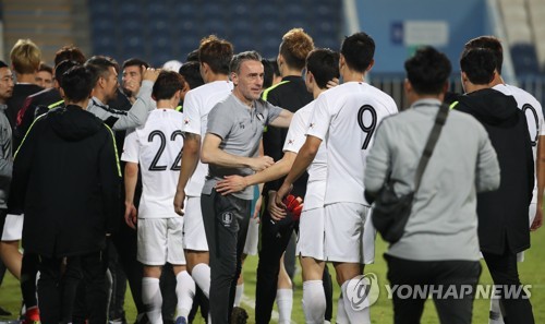 선수 격려하는 벤투 감독(아부다비=연합뉴스) 안정원 기자 = 31일 오후(현지시간) 아랍에미리트 아부다비 바니야스 스타디움에서 열린 대한민국과 사우디아라비아와의 평가전이 무승부로 끝난 뒤 파울루 벤투 감독이 선수들을 격려하고 있다. 2019.1.1 jeong@yna.co.kr