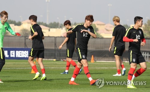 황의조 골문을 열어라(아부다비=연합뉴스) 안정원 기자 = 파울루 벤투 감독이 이끄는 축구대표팀 황의조가  2일 오전(현지시간) 아랍에미리트 아부다비 셰이크 자예드 크리켓 스타디움 훈련장에서 회복훈련을 하고 있다. 2019.1.2 jeong@yna.co.kr