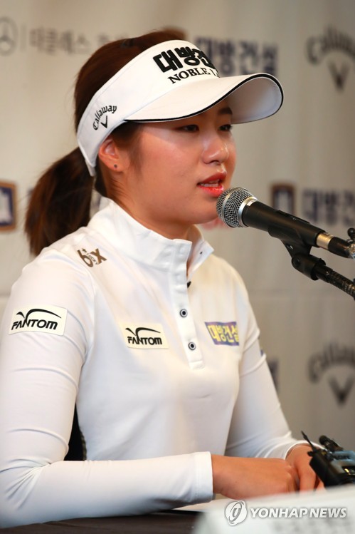 여자 골퍼 이정은, LPGA 진출 기자회견(서울=연합뉴스) 홍해인 기자 = 이정은 선수가 3일 오전 서울 중구 태평로 한국프레스센터에서 미국여자프로골프 (LPGA) 투어 진출을 앞두고 기자회견을 하고 있다. 2019.1.3 hihong@yna.co.kr