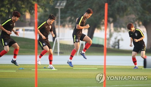 훈련하는 축구대표팀(두바이=연합뉴스) 안정원 기자 = 파울루 벤투 감독이 이끄는 한국축구대표팀의 권경원과 주세종 등이 3일 오후(현지시간) 아랍에미리트 두바이 폴리스 오피서스 클럽 훈련장에서 몸을 풀고 있다. 2019.1.3 jeong@yna.co.kr