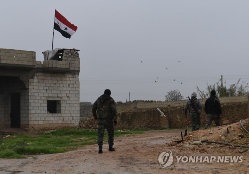 지난달 30일 시리아 북부 만비즈 남부에 휘날리는 시리아 국기     [AFP=연합뉴스]