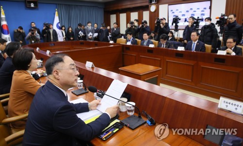 경제활력대책회의 인사말하는 홍남기 부총리(서울=연합뉴스) 진성철 기자 = 홍남기 경제부총리가 4일 세종로 정부서울청사에서 열린 경제활력대책회의 및 경제관계장관회의에서 인사말하고 있다.   zjin@yna.co.kr
