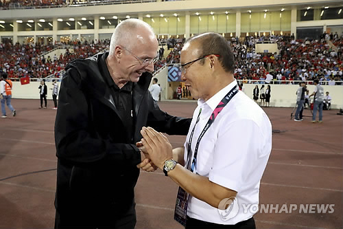 박항서 감독과 인사 나누는 에릭손(왼쪽) 필리핀 감독(하노이 AP=연합뉴스) 베트남 축구대표팀의 박항서 감독(오른쪽)과 필리핀 대표팀의 스벤 예란 에릭손 감독이 6일(현지시간) 베트남 하노이의 미딘 국립경기장에서 2018 아세안축구연맹(AFF) 스즈키컵 준결승 2차전 시작 전 인사를 나누고 있다. 
 leekm@yna.co.kr
