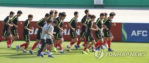 몸 푸는 축구 대표팀(두바이=연합뉴스) 안정원 기자 = 2019 아시아축구연맹(AFC) 아시안컵에 출전 중인 한국축구대표팀이 필리핀과의 첫 경기를 이틀 앞둔 5일 오전(현지시간) 아랍에미리트 두바이 폴리스 오피서스 클럽 훈련장에서 몸을 풀고 있다. 2019.1.5 jeong@yna.co.kr