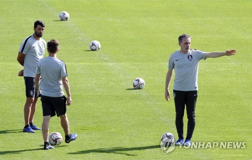 코치진과 대화하는 벤투 감독(두바이=연합뉴스) 안정원 기자 = 2019 아시아축구연맹(AFC) 아시안컵에 출전 중인 한국축구대표팀 파울루 벤투 감독이 필리핀과의 첫 경기를 이틀 앞둔 5일 오전(현지시간) 아랍에미리트 두바이 폴리스 오피서스 클럽 훈련장에서 코치들과 대화하고 있다. 2019.1.5 jeong@yna.co.kr