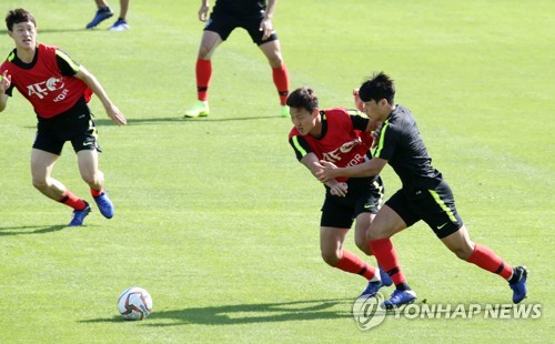 권경원과 황희찬(두바이=연합뉴스) 안정원 기자 = 2019 아시아축구연맹(AFC) 아시안컵에 출전 중인 한국축구대표팀 황희찬과 권경원이 필리핀과의 첫 경기를 이틀 앞둔 5일 오전(현지시간) 아랍에미리트 두바이 폴리스 오피서스 클럽 훈련장에서 몸을 풀고 있다. 2019.1.5 jeong@yna.co.kr