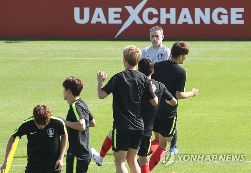 선수들 지켜보는 벤투 감독(두바이=연합뉴스) 안정원 기자 = 2019 아시아축구연맹(AFC) 아시안컵에 출전 중인 축구대표팀 파울루 벤투 감독이 필리핀과의 첫 경기를 이틀 앞둔 5일 오전(현지시간) 아랍에미리트 두바이 폴리스 오피서스 클럽 훈련장에서 선수들을 지켜보고 있다. 2019.1.5
jeong@yna.co.kr