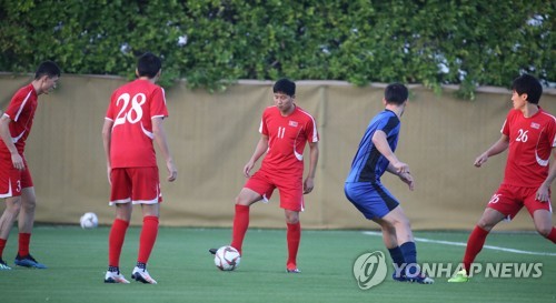 몸푸는 북한 정일관(두바이=연합뉴스) 안정원 기자 = 2019 아시아축구연맹(AFC) 아시안컵에 출전 중인 북한 축구대표팀 정일관(11번.스위스 루체른) 등이 5일 오후(현지시간) 아랍에미리트 두바이SSAD 알 맘자르 훈련장에서 몸을 풀고 있다. 2019.1.5 jeong@yna.co.kr
