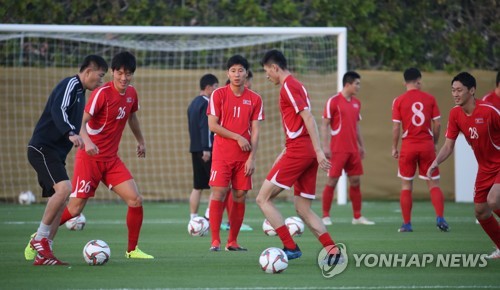 훈련 지도하는 북한 김영준 감독(두바이=연합뉴스) 안정원 기자 = 2019 아시아축구연맹(AFC) 아시안컵에 출전 중인 북한 축구대표팀 김영준 감독이 5일 오후(현지시간) 아랍에미리트 두바이SSAD 알 맘자르 훈련장에서 선수들을 지도하고 있다. 2019.1.5 jeong@yna.co.kr