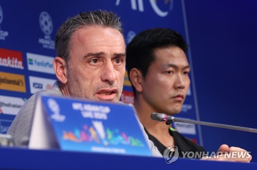 필리핀전 앞둔 벤투 감독(두바이=연합뉴스) 안정원 기자 = 파울루 벤투 한국 축구 국가대표팀 감독과 주장 김영권이 필리핀과의 2019 AFC 아시안컵 UAE 조별 라운드 C조 1차전을 하루 앞둔 6일 오후(현지시간) 아랍에미리트 두바이 알 막툼 스타디움에서 기자회견을 하고 있다. 2018.1.6 jeong@yna.co.kr