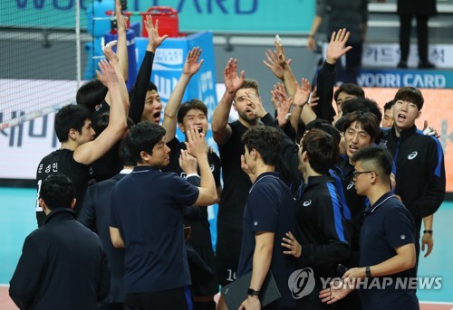 풀세트 접전 끝 승리 거둔 현대캐피탈(서울=연합뉴스) 김도훈 기자 = 3일 오후 서울 중구 장충체육관에서 열린 '도드람 2018-2019 V리그' 우리카드와 현대캐피탈의 경기에서 세트 스코어 3대2로 승리를 거둔 현대캐피탈 선수들이 환호하고 있다. 2019.1.3 superdoo82@yna.co.kr