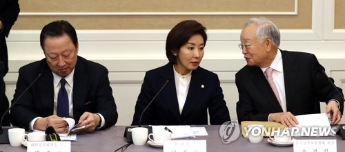 대화하는 나경원 원내대표와 손경식 회장(서울=연합뉴스) 최재구 기자 = 자유한국당 나경원 원내대표(가운데)와 손경식 한국경총 회장이 7일 국회에서 열린 긴급간담회 '경제비상 극복, 무엇을 해야 하나'에서 대화하고 있다. 왼쪽은 대한상의 박용만 회장.  jjaeck9@yna.co.kr