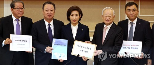 경제정책 건의서 전달받는 나경원 원내대표(서울=연합뉴스) 최재구 기자 = 자유한국당 나경원 원내대표가 7일 국회에서 열린 긴급간담회 '경제비상 극복, 무엇을 해야 하나'에서 각 경제 단체 대표로 부터 경제정책 건의서를 전달 받고 있다. 왼쪽부터 강호갑 한국중견기업연합회장, 박용만 대한상의회장, 나경원 원내대표, 손경식 한국경총 회장, 서승원 중기중앙회부회장.  jjaeck9@yna.co.kr