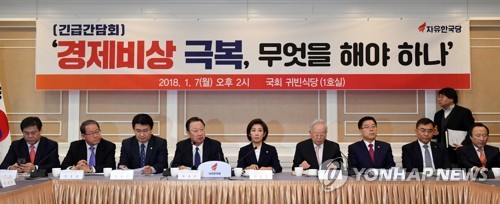 자유한국당 긴급 경제토론회 개최(서울=연합뉴스) 최재구 기자 = 자유한국당 나경원 원내대표가 7일 국회에서 열린 긴급간담회 '경제비상 극복, 무엇을 해야 하나'에서 대한상의 박용만 회장, 한국경총 손경식 회장 등 참석자들과 의견을 나누고 있다.  jjaeck9@yna.co.kr