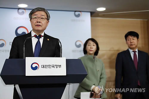 '최저임금 결정구조 이원화' 초안은?(서울=연합뉴스) 김승두 기자 = 이재갑 고용노동부 장관이 7일 오후 정부서울청사에서 최저임금 결정구조 개편 초안을 발표하고 있다. kimsdoo@yna.co.kr