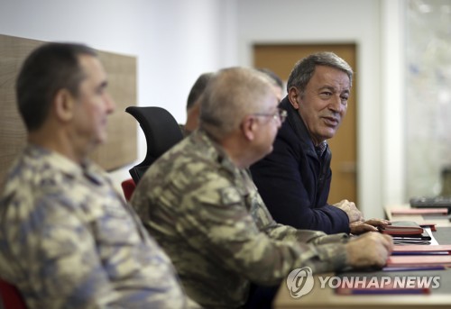 지난달 31일 시리아 인접 국경 부대 방문한 훌루시 아카르 터키 국방장관    [AP=연합뉴스]