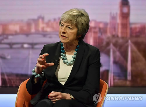 BBC 출연한 메이…"브렉시트 투표 14~15일, 부결시 앞날 예측 어려워"(런던 로이터=연합뉴스) 테리사 메이 영국 총리가 6일(현지시간) 런던에서 공영 BBC 방송에 출연해 발언하고 있다. 메이 총리는 이날 BBC 인터뷰에서 오는 14∼15일 브렉시트(Brexit) 합의안에 대한 의회 승인투표를 실시하겠다고 밝히고 부결될 경우 무슨 일이 일어날지 예측하기 어렵다고 우려했다. ymarshal@yna.co.kr