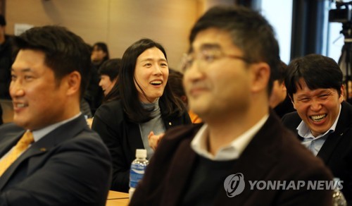 여자농구 우리은행, '대박'(서울=연합뉴스) 한상균 기자 = 여자농구 2018-2019 신입선수 선발회가 8일 우리은행 본점에서 열렸다.
    지난 시즌 정규리그 1위팀인 우리은행 위성우 감독과 전주원 코치가 선수선발 1순위에 당첨된 후 환호하고 있다. 그 앞은 2위팀인 KB스타즈 사무국장과 감독. 
    선수선발은 전년도 리그 성적 역순으로 구슬을 넣어 추첨한다. 1위팀 1개, 6위팀 6개를 넣는 식이다. xyz@yna.co.kr