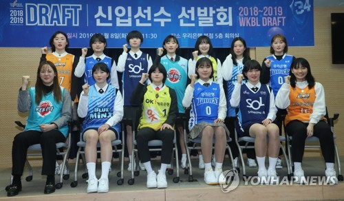 여자농구 새얼굴들(서울=연합뉴스) 한상균 기자 = 여자농구 2018-2019 신입선수 선발회가 8일 우리은행 본점에서 열렸다.
     선발된 선수들이 기념촬영을 하고 있다. 전체 1순위는 숭의여고 박지현(앞줄 오른쪽 세번째)이다.  xyz@yna.co.kr