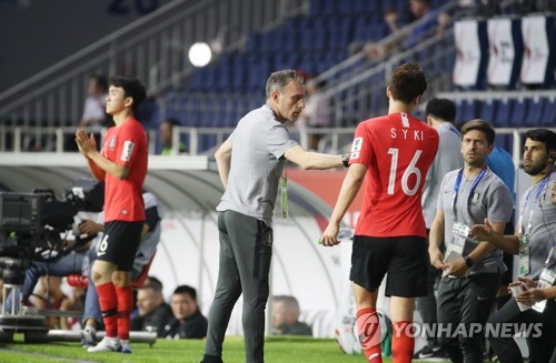 부상으로 교체되는 기성용(두바이=연합뉴스) 안정원 기자 = 파울루 벤투 감독이 이끄는 한국 축구 국가대표팀 기성용이 7일 오후(현지시간) 아랍에미리트 두바이 알 막툼 스타디움에서 열린   2019 AFC 아시안컵 UAE 조별 라운드 C조 필리핀과의 경기에서 부상으로 교체되고 있다. 2019.1.8 jeong@yna.co.kr