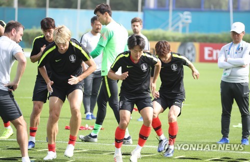 훈련하는 이승우 정승현(두바이=연합뉴스) 안정원 기자 = 2019 아시안컵에 출전 중인 한국 축구 국가대표팀 이승우와 정승현 등이 2차전인 키르기스스탄과의 경기를 준비하기 위해 8일 오전(현지시간) 아랍에미리트 두바이 폴리스 오피서스 클럽 훈련장에서 회복 훈련을 하고 있다.  jeong@yna.co.kr