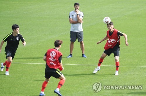 기성용 부상으로 어깨 무거워진 황인범(두바이=연합뉴스) 안정원 기자 = 파울루 벤투 감독이 이끄는 축구 대표팀 황인범이 8일 오전(현지시간) 아랍에미리트 두바이 폴리스 오피서스 클럽 훈련장에서 회복훈련을 하고 있다.  jeong@yna.co.kr