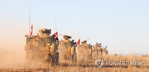 시리아 북부 만비즈 외곽 이동하는 터키군 차량    [EPA=연합뉴스]